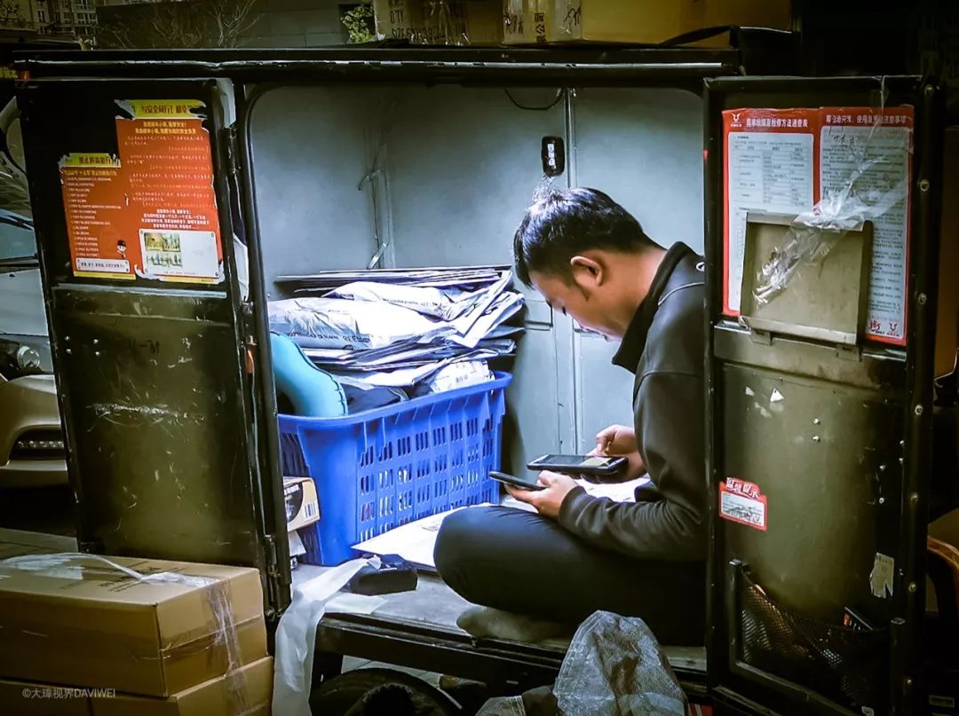 用镜头看见生活，其实我们都是“小丑”