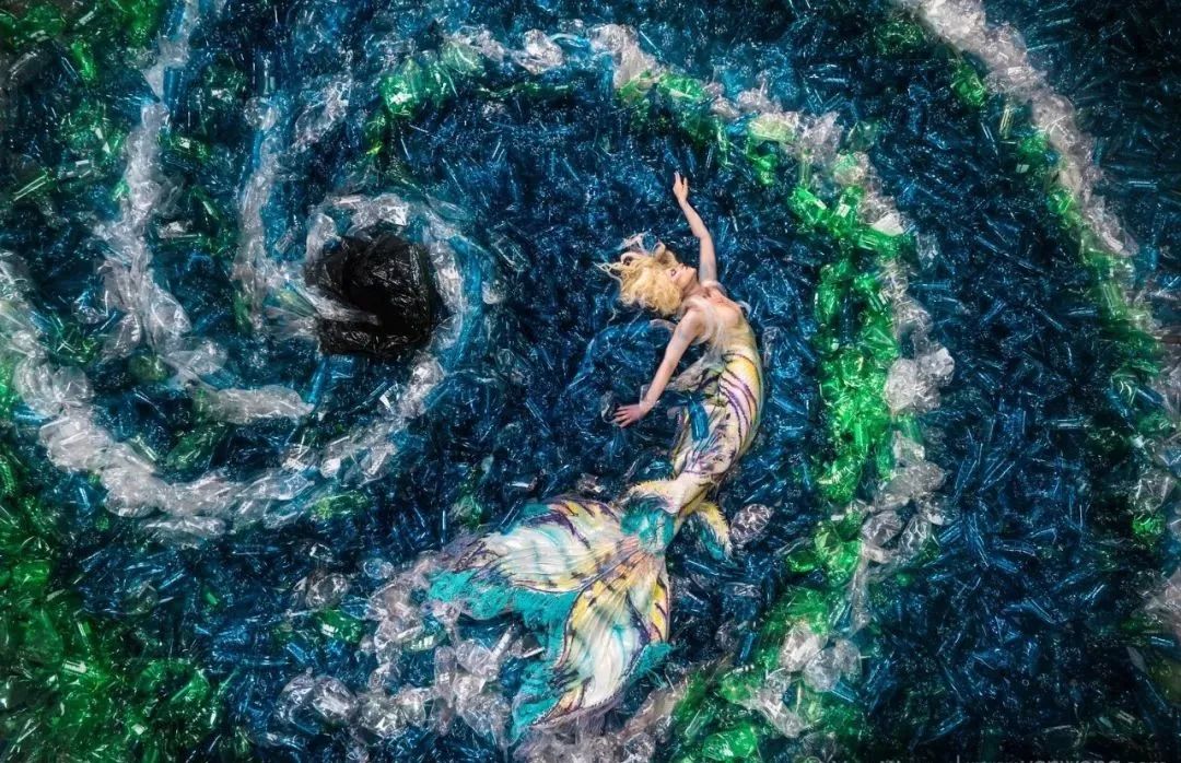 捡来17万根吸管搭成巨型海浪，他的环保创意太有冲击力！