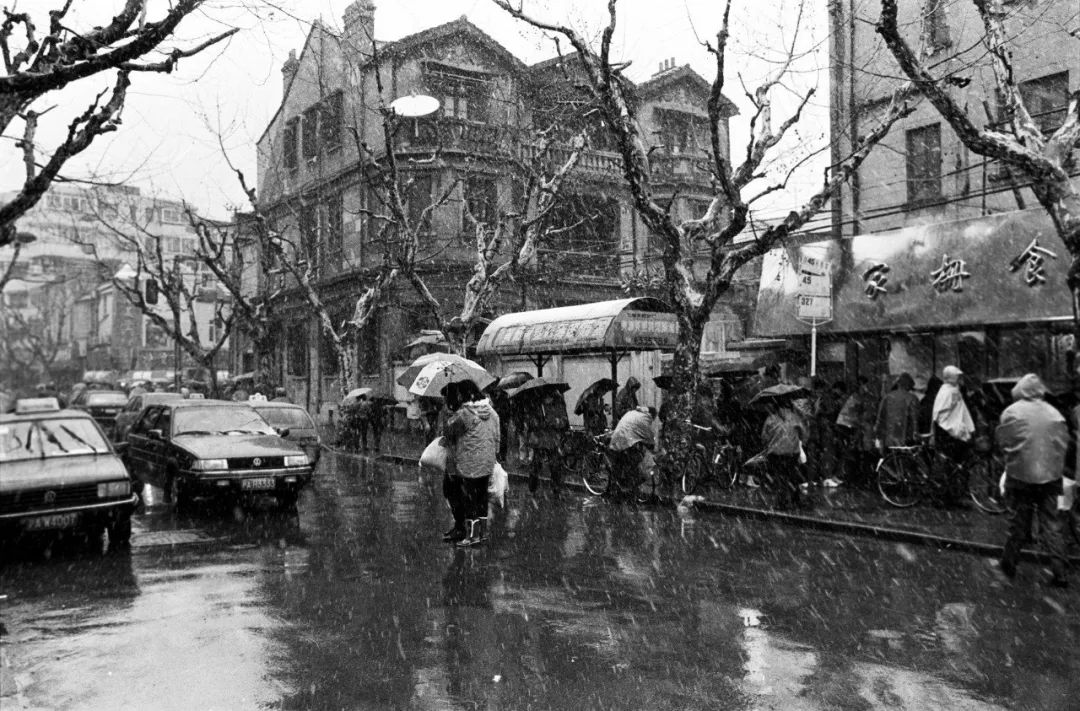 跟随他的镜头，可以穿越回上世纪90年代的上海