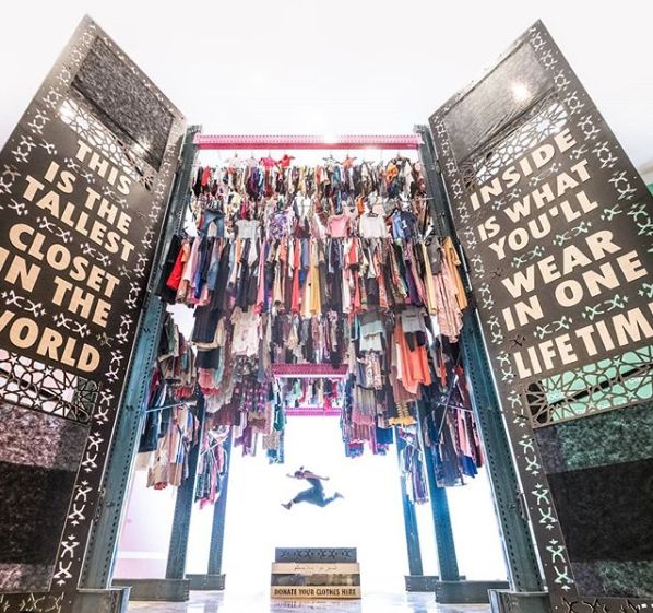 捡来17万根吸管搭成巨型海浪，他的环保创意太有冲击力！