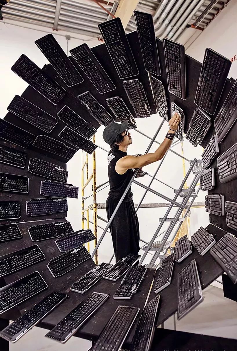 捡来17万根吸管搭成巨型海浪，他的环保创意太有冲击力！