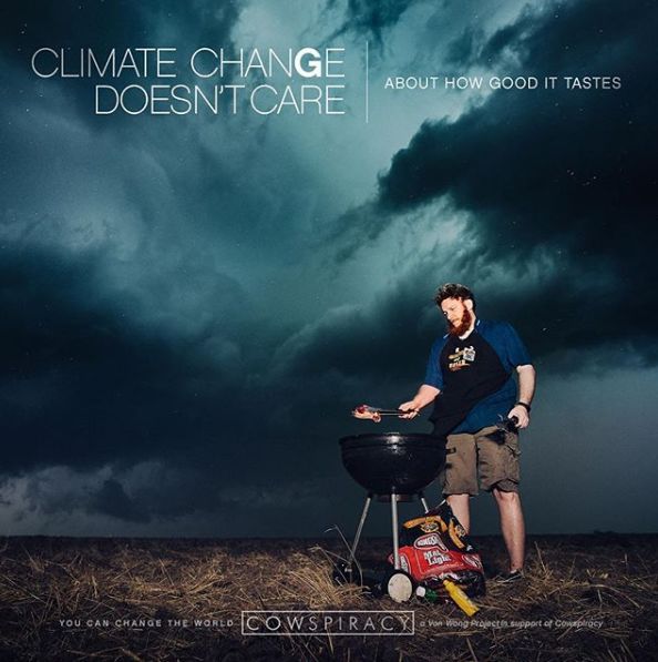 捡来17万根吸管搭成巨型海浪，他的环保创意太有冲击力！