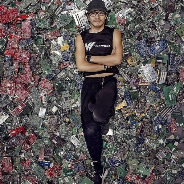 捡来17万根吸管搭成巨型海浪，他的环保创意太有冲击力！