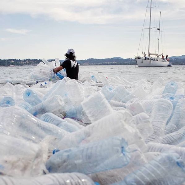 捡来17万根吸管搭成巨型海浪，他的环保创意太有冲击力！