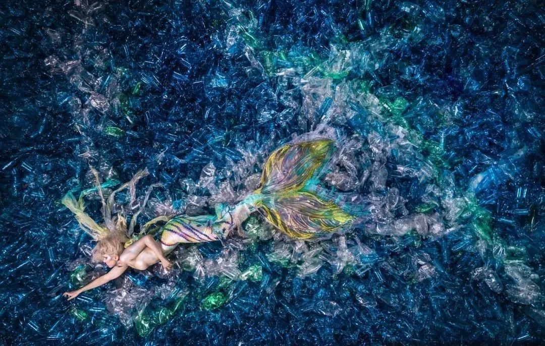 捡来17万根吸管搭成巨型海浪，他的环保创意太有冲击力！