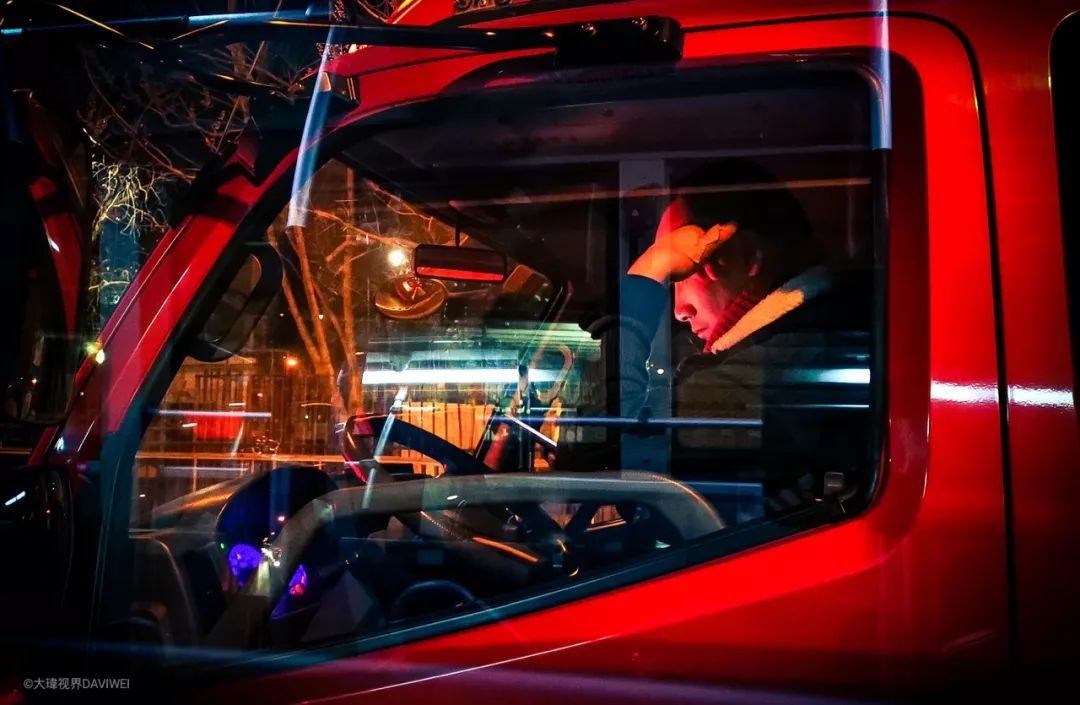 用镜头看见生活，其实我们都是“小丑”