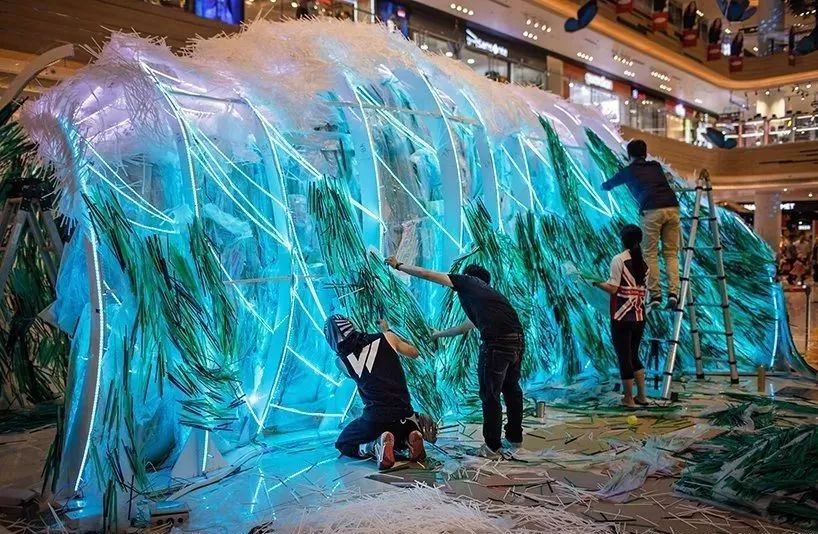 捡来17万根吸管搭成巨型海浪，他的环保创意太有冲击力！