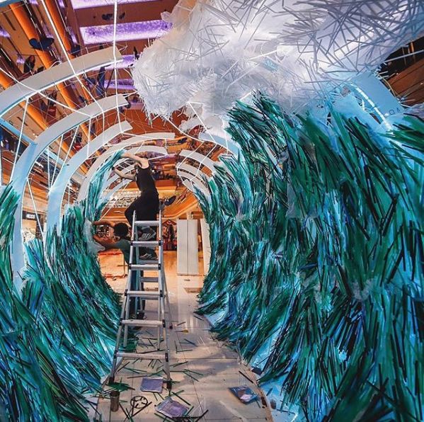 捡来17万根吸管搭成巨型海浪，他的环保创意太有冲击力！