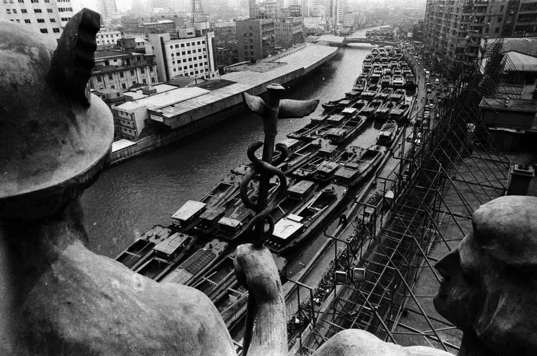 跟随他的镜头，可以穿越回上世纪90年代的上海