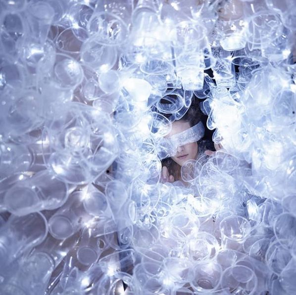 捡来17万根吸管搭成巨型海浪，他的环保创意太有冲击力！