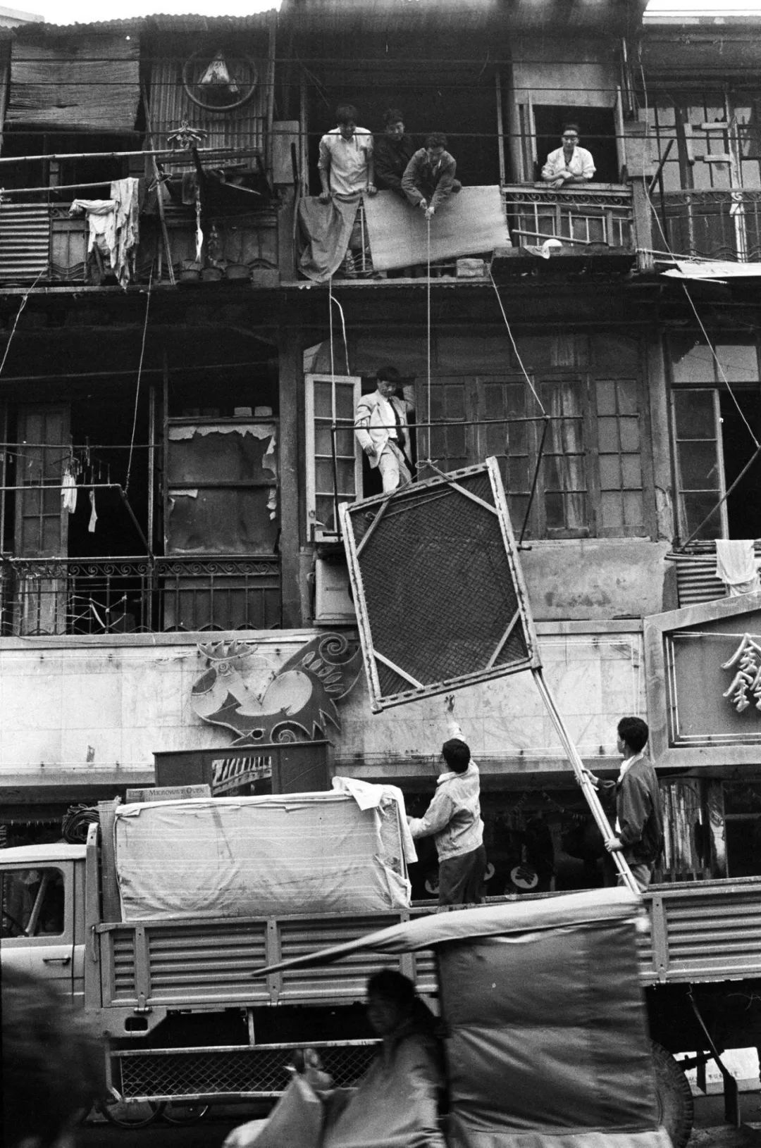 跟随他的镜头，可以穿越回上世纪90年代的上海