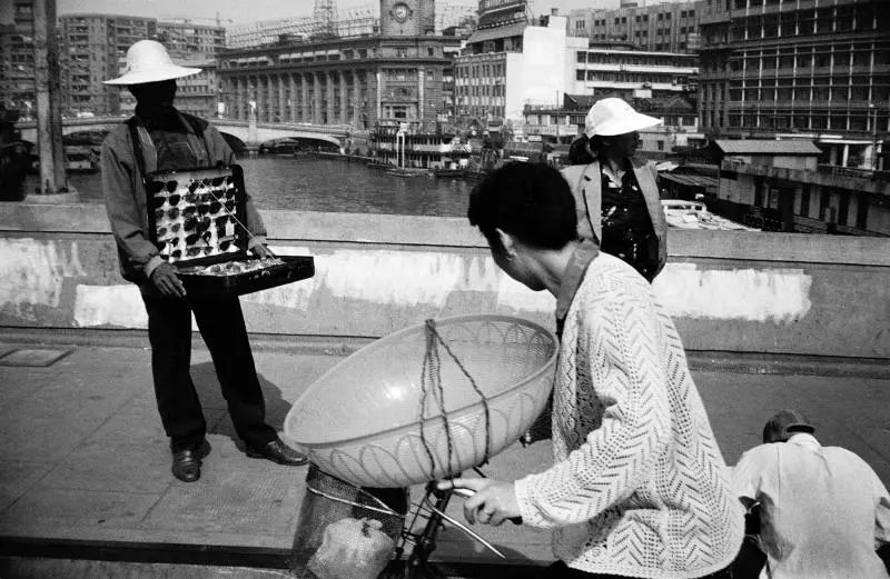 跟随他的镜头，可以穿越回上世纪90年代的上海