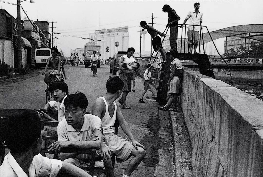 跟随他的镜头，可以穿越回上世纪90年代的上海