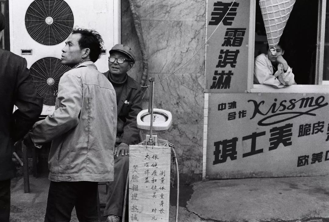 跟随他的镜头，可以穿越回上世纪90年代的上海