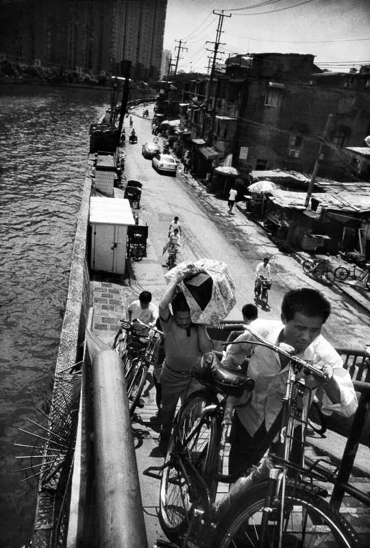 跟随他的镜头，可以穿越回上世纪90年代的上海