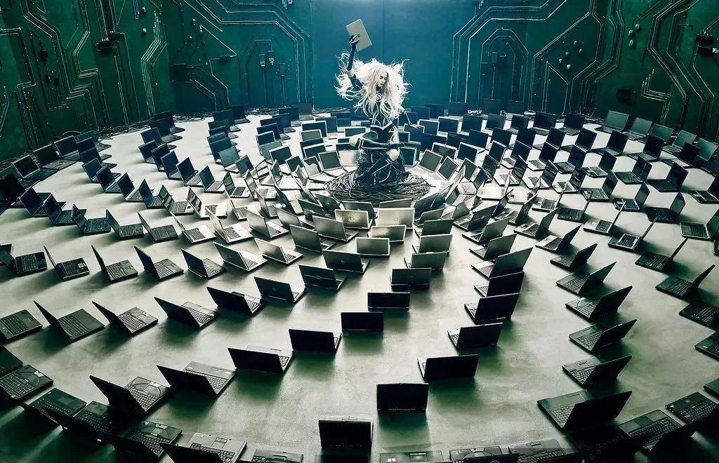 捡来17万根吸管搭成巨型海浪，他的环保创意太有冲击力！