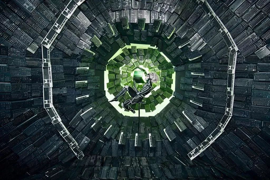 捡来17万根吸管搭成巨型海浪，他的环保创意太有冲击力！