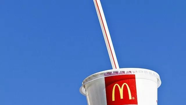 捡来17万根吸管搭成巨型海浪，他的环保创意太有冲击力！