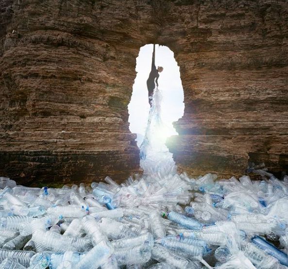 捡来17万根吸管搭成巨型海浪，他的环保创意太有冲击力！