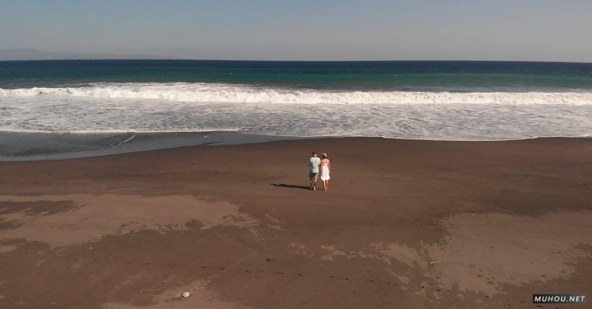 3333215|一对情侣夏天在海滩漫步的4KCC0视频素材插图