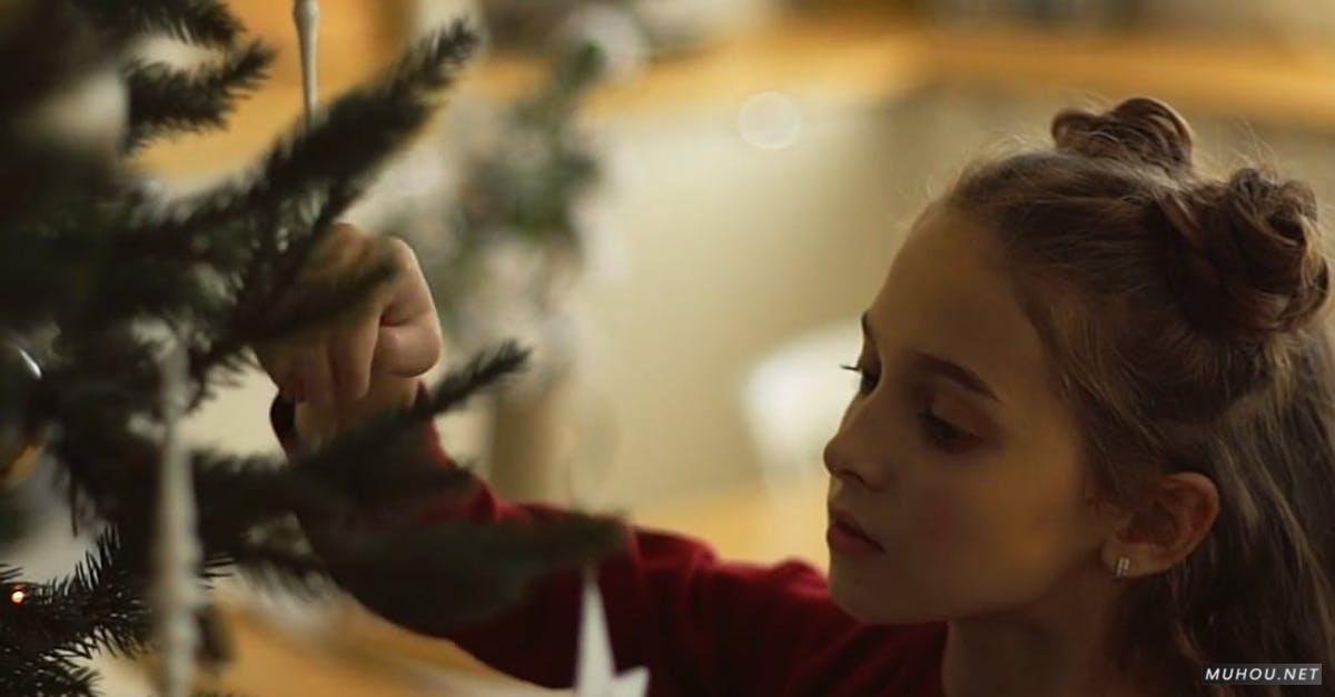 3196038|可爱的女孩装饰圣诞树CC0视频素材插图