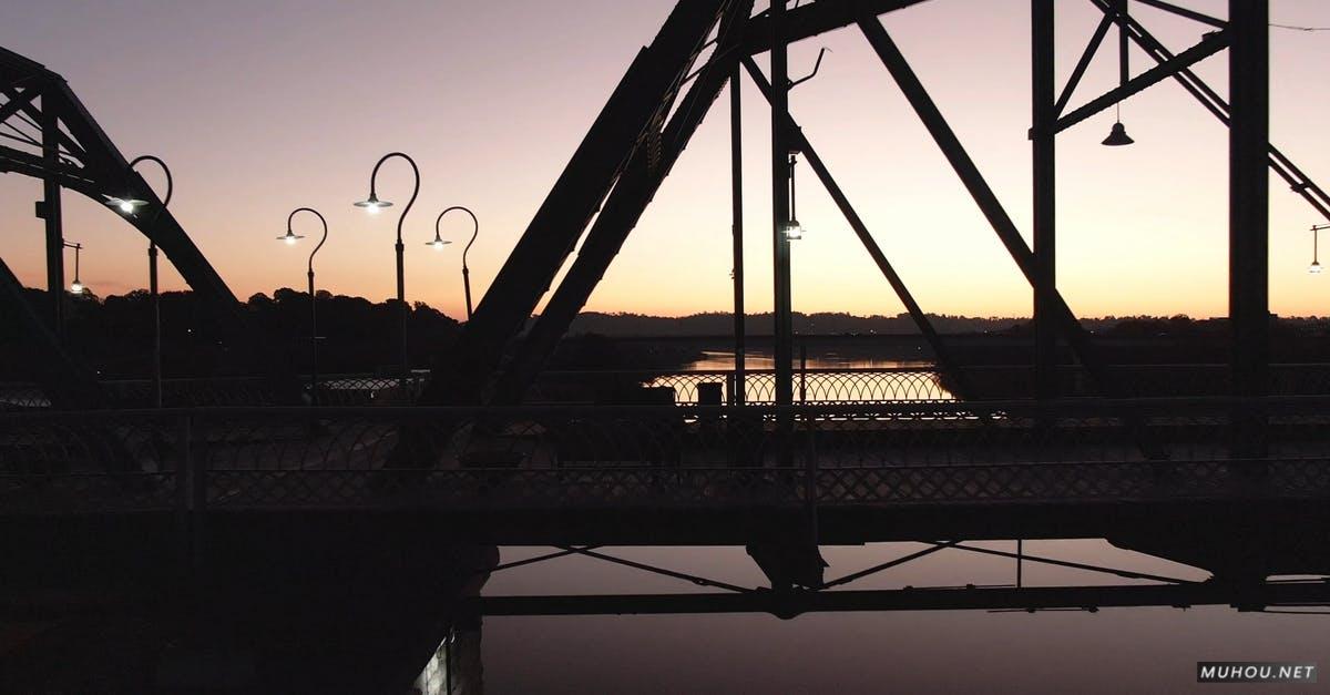 3258636|黄昏时候吊桥, 天空, 建筑景观的4KCC0视频素材插图