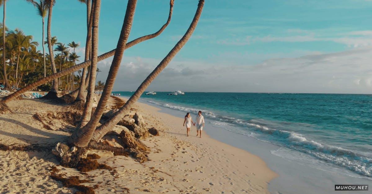 3576378|一对情侣在海边行走无人机航拍4KCC0视频素材插图