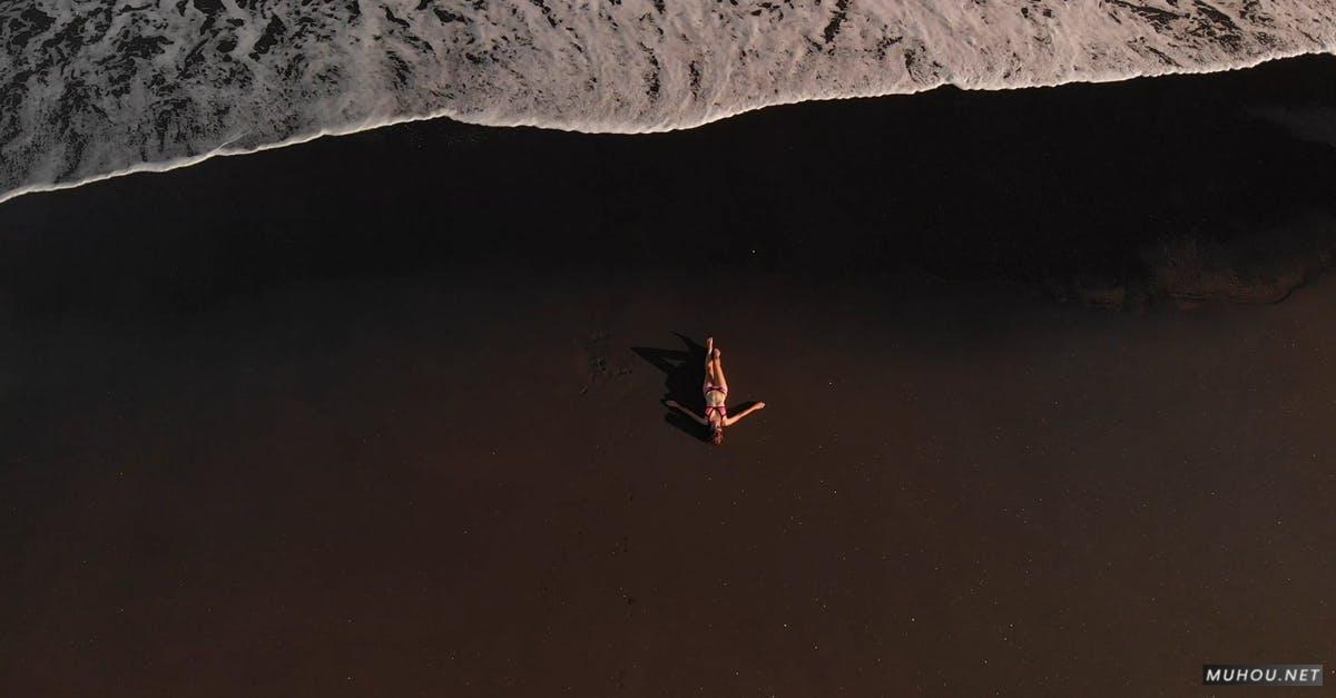 3333237|航拍女人在海滩边俯拍4KCC0视频素材插图