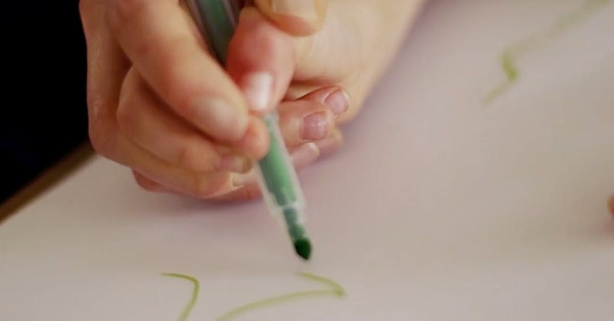3201291|母亲教孩子绘画写字手部特写CC0视频素材