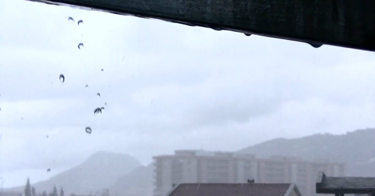 854571|下雨时的屋檐特写雨滴CC0视频素材插图