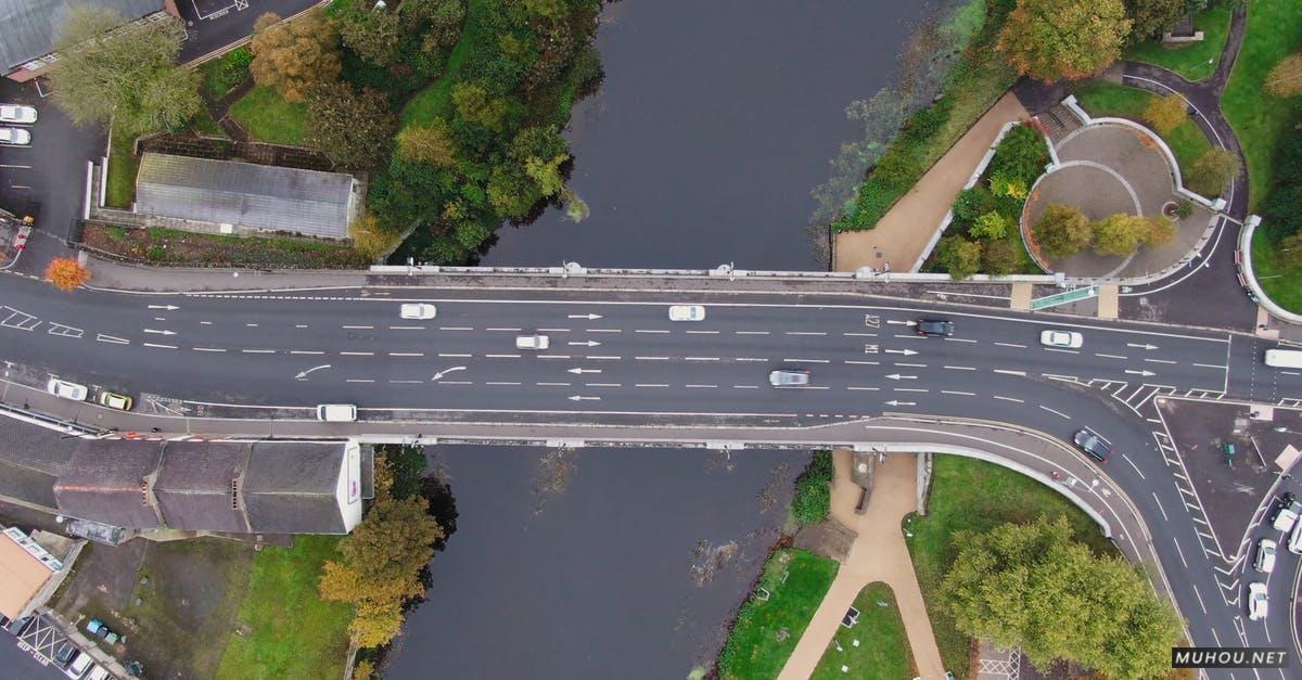 3150396|汽车行驶在河桥上鸟瞰图的4KCC0视频素材