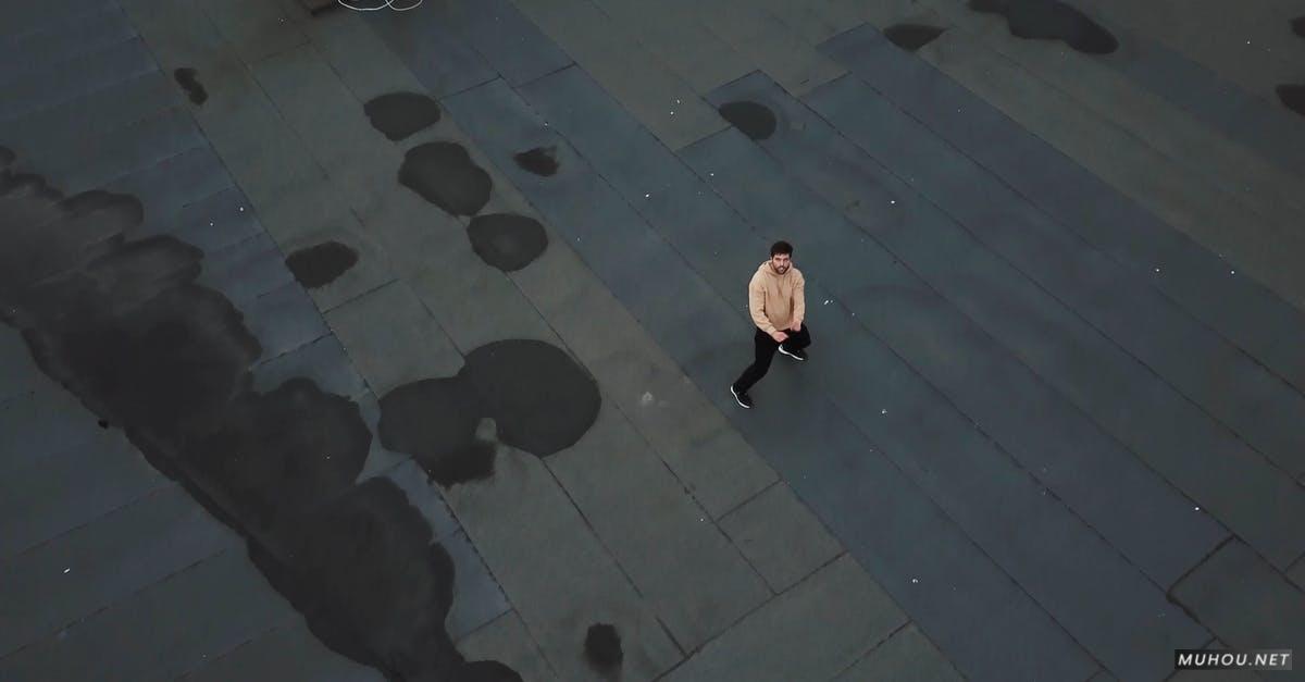 2791798| 男人在屋顶跳舞大疆DJI拍摄的4KCC0视频素材插图