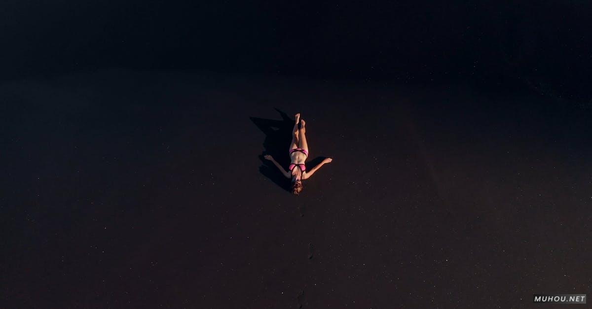 3333234|夜晚沙滩上躺着的比基尼女人4KCC0视频素材插图