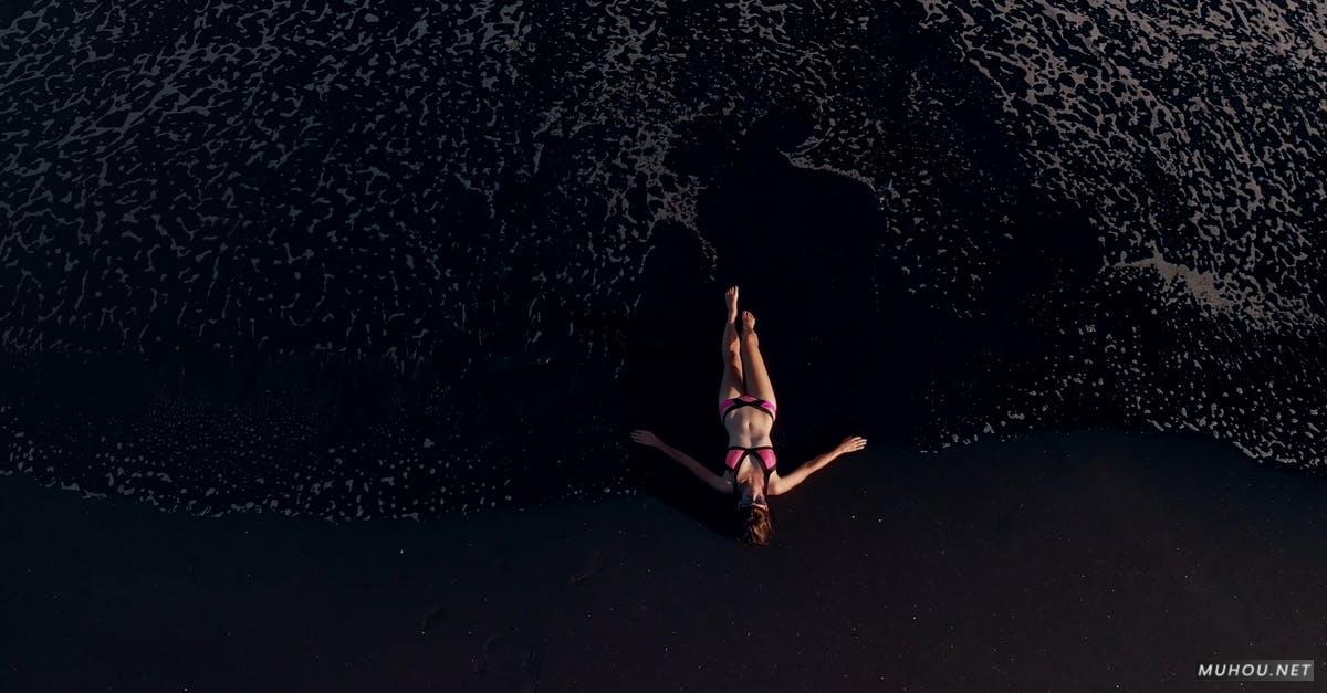 3333235|比基尼女人夏天海上航拍4KCC0视频素材插图