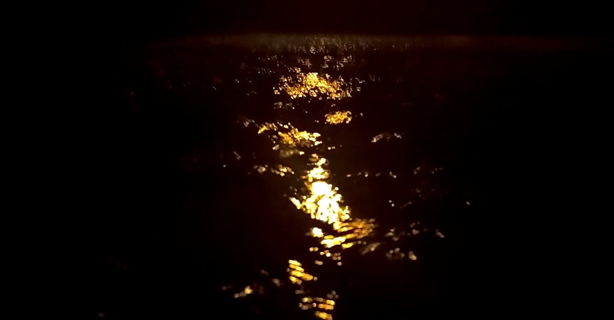 1470714|夜晚湿润的路面放射路灯CC0视频素材插图