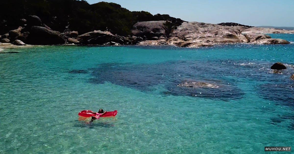 3333473|海岸边游泳的男孩航拍4KCC0视频素材插图