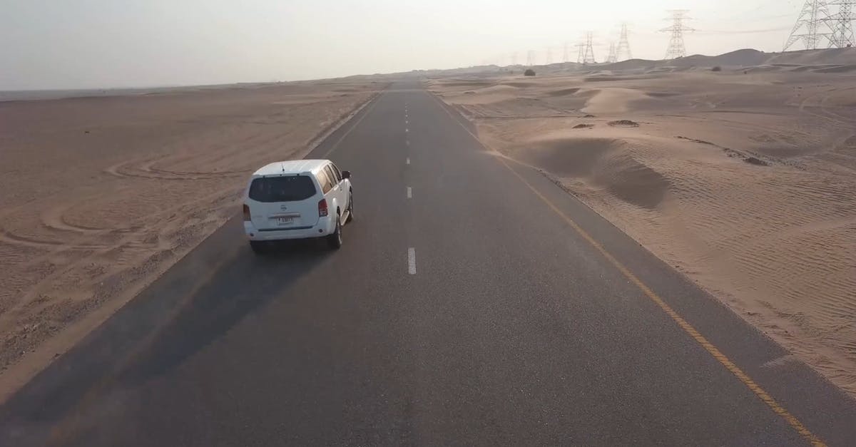 1572342|航拍沙漠沙丘的沥青公路汽车2KCC0视频素材插图