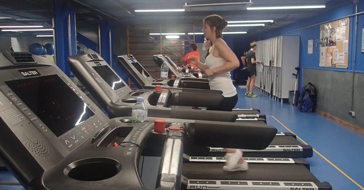 992697|健身房的跑步机上运动HDCC0视频素材插图