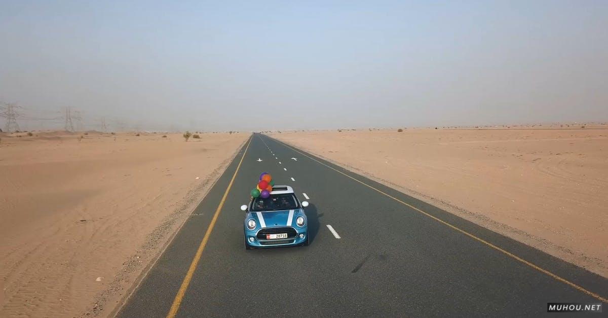 1572547|Mini Cooper, 沙漠高速公路气球汽车驾驶的CC0视频素材