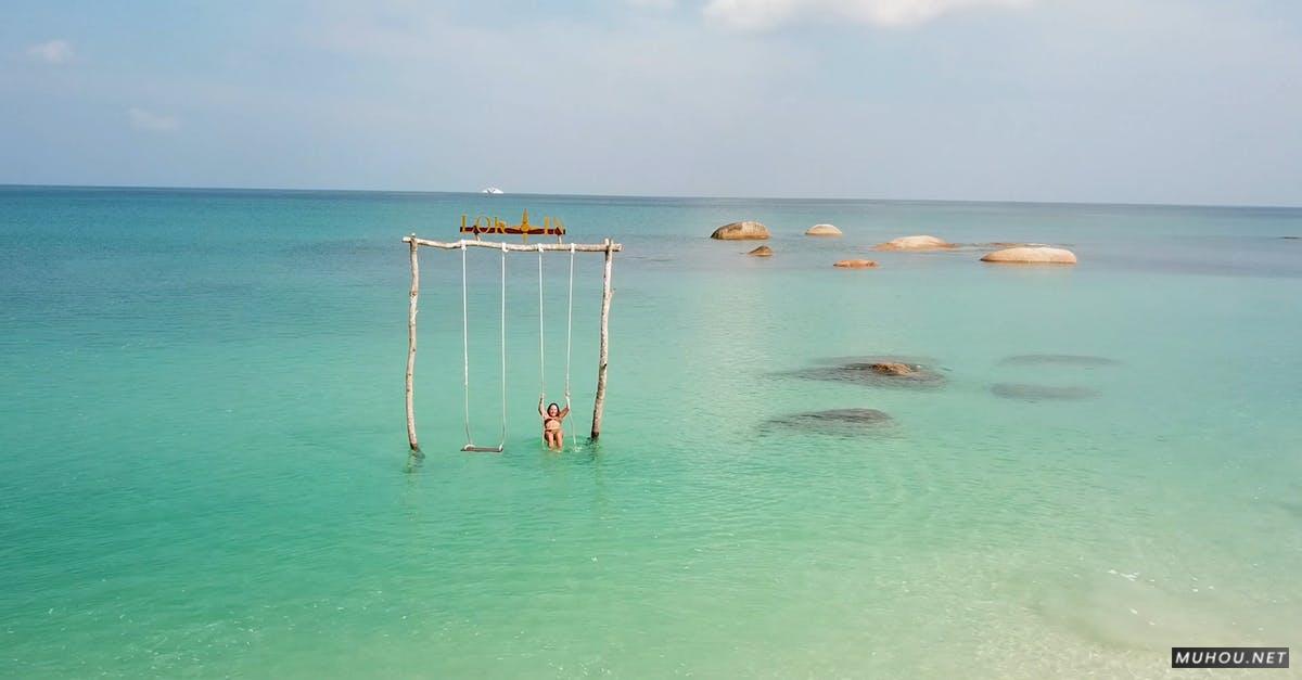 3333284|女人在海上荡秋千航拍视图4KCC0视频素材插图