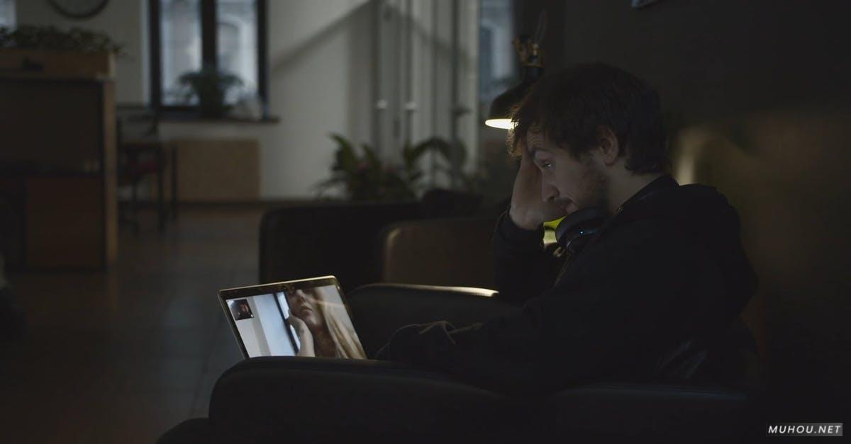 3205402|男人在沙发上笔记本视频聊天CC0视频素材插图