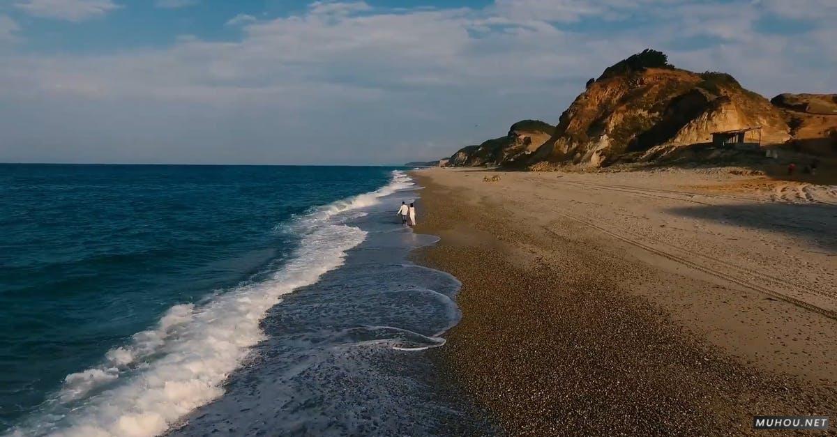 3414061|情侣夫妻在海边散步航拍浪漫镜头CC0视频素材插图