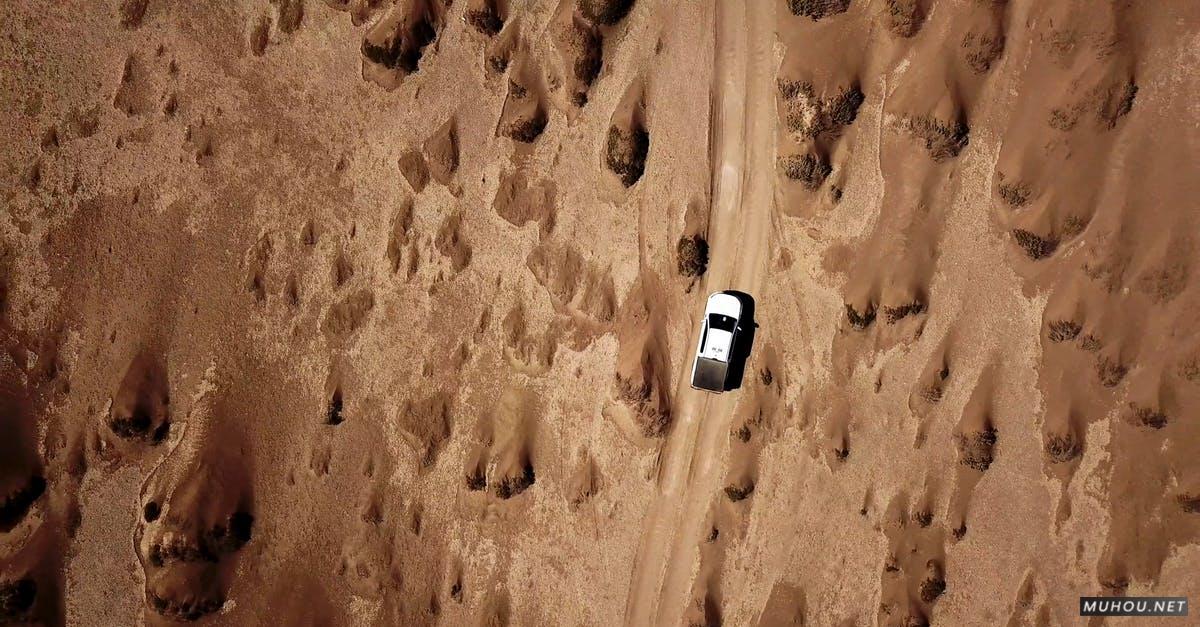 3573960|白色汽车在沙漠干旱地奔驰的4KCC0视频素材
