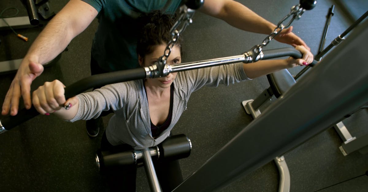 3209241|健身教练和女人在健身房锻炼4KCC0视频素材插图