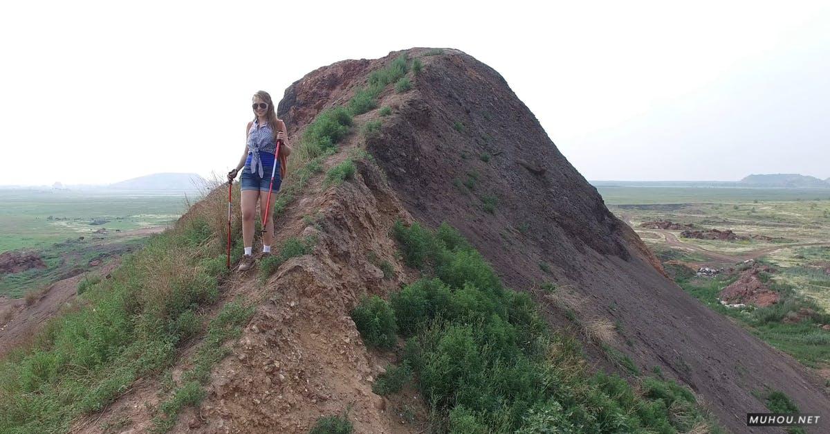 3115668|女人徒步登山下山山顶4KCC0视频素材插图