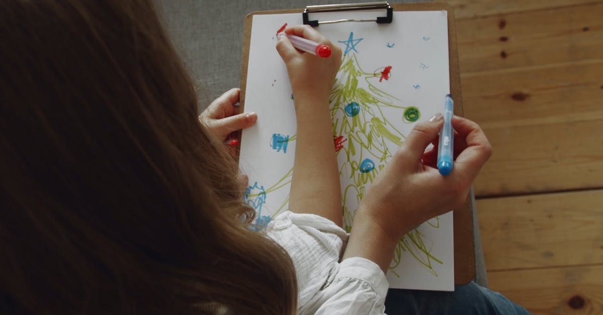 3201292|孩子在纸上绘画圣诞树CC0视频素材插图