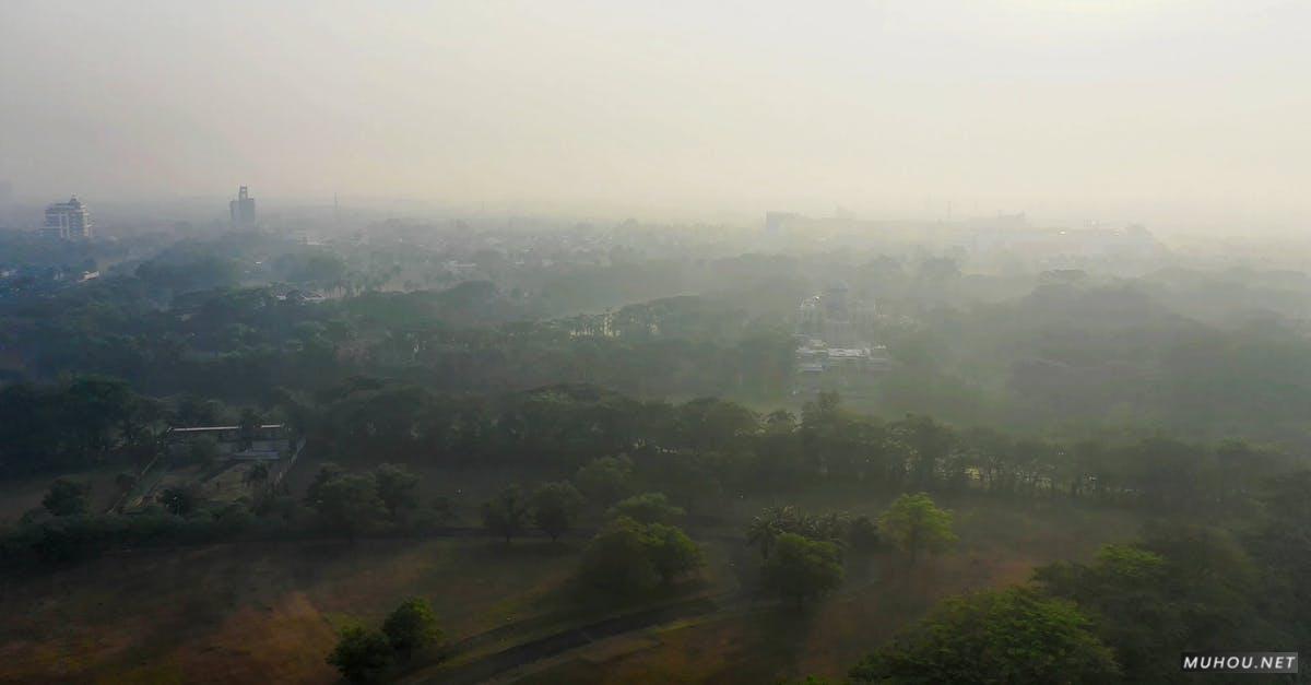 3140805|有雾模糊的城市, 建筑球场大疆DJI拍摄的4KCC0视频素材插图