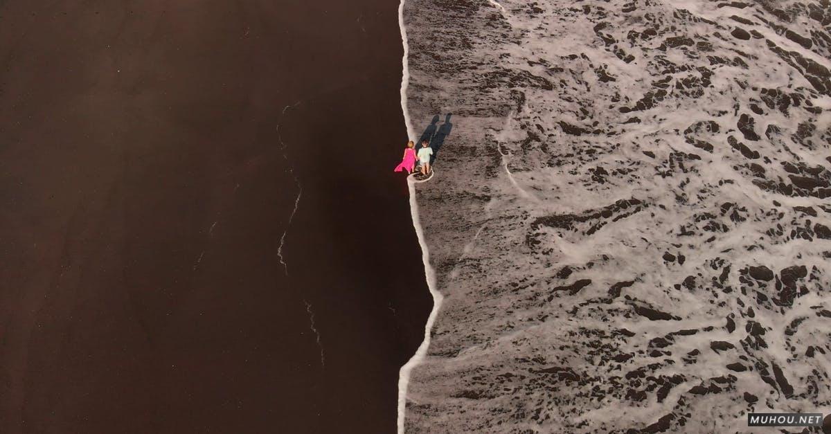 3333228|航拍一对情侣在海边签收沙滩海浪4KCC0视频素材插图