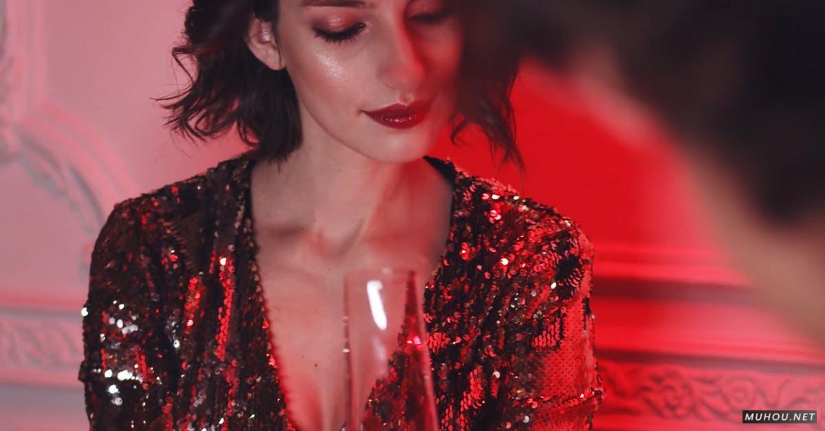3402882|昏暗灯光下的魅力女性喝酒4KCC0视频素材插图