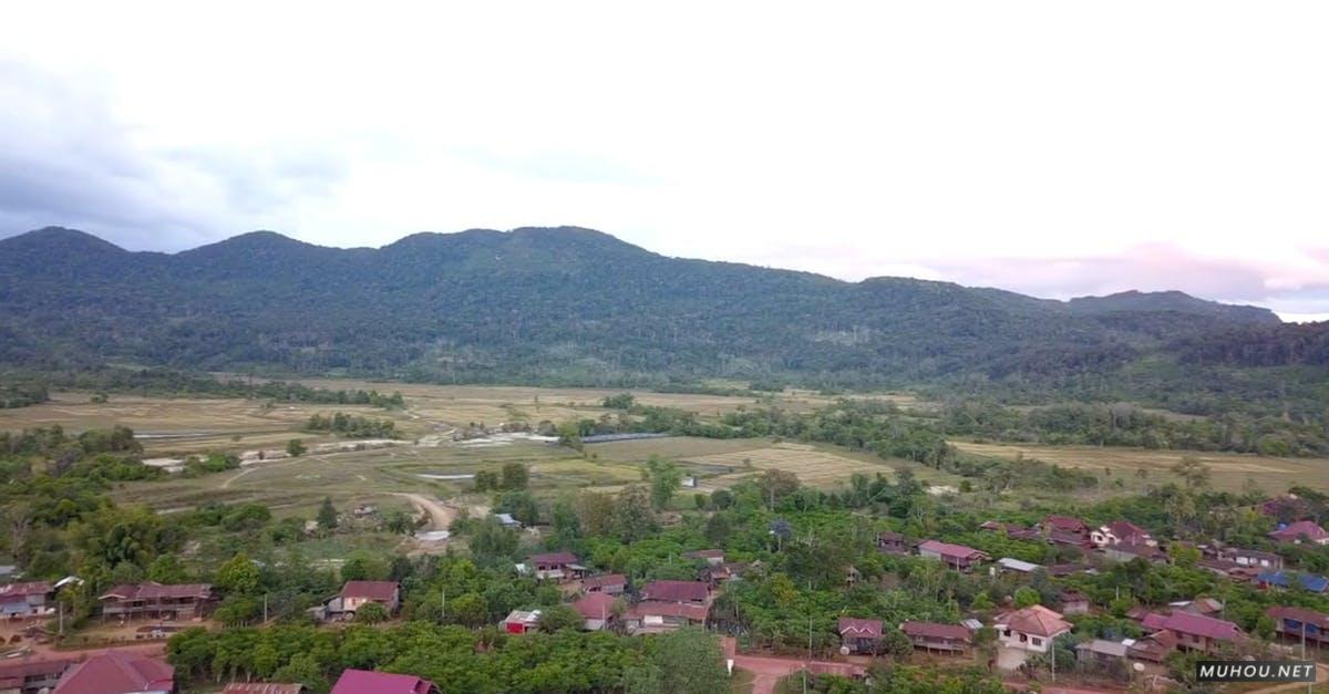 3364380|无人机航拍山谷度假村天际线HDCC0视频素材插图